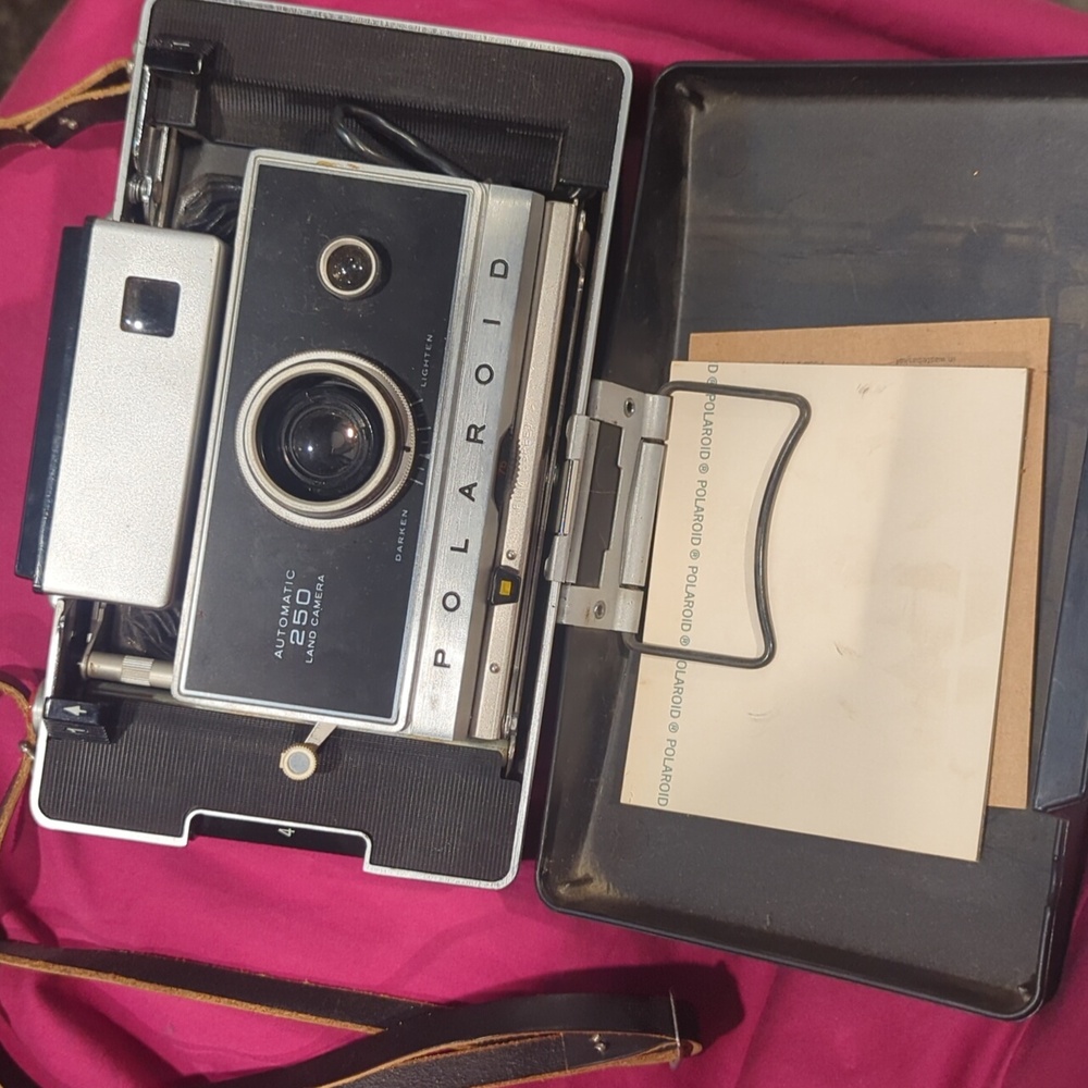 Vintage Polaroid Land Camera - Picture 3 of 9